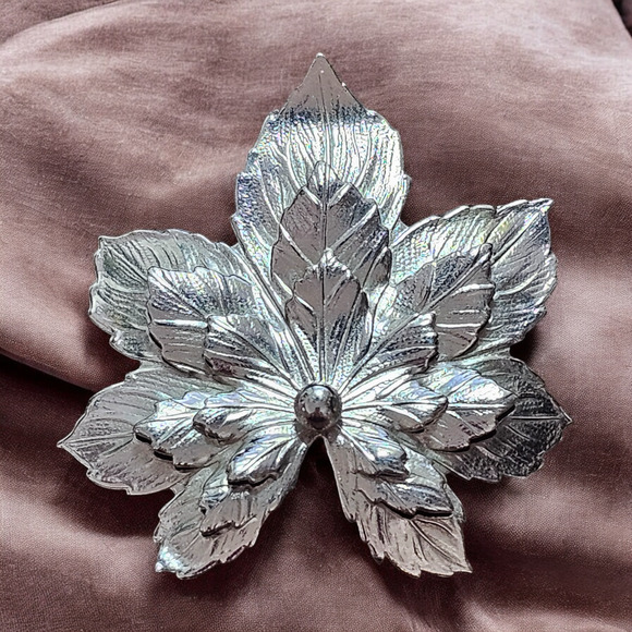 Sarah Coventry Silvery Maple Brooch 1958 Unsigned Original Silver Tone Layered - Picture 1 of 3